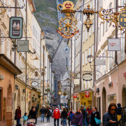 Die schmucke Getreidegasse in der Salzburger Innenstadt war bereits zur Römerzeit ein Hauptverkehrsweg, Österreich